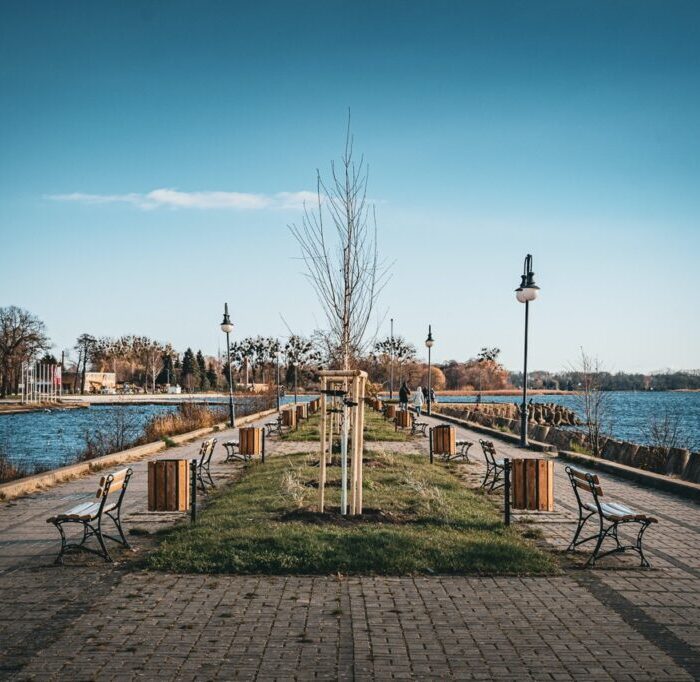 Promenada z ławkami nad jeziorem
