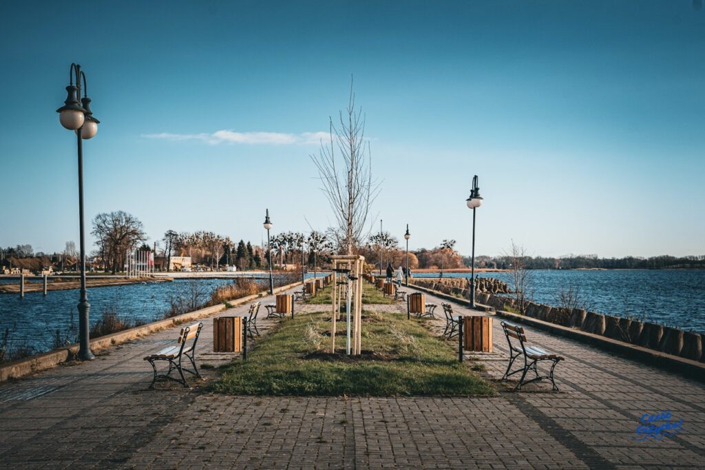 Promenada z ławkami nad jeziorem
