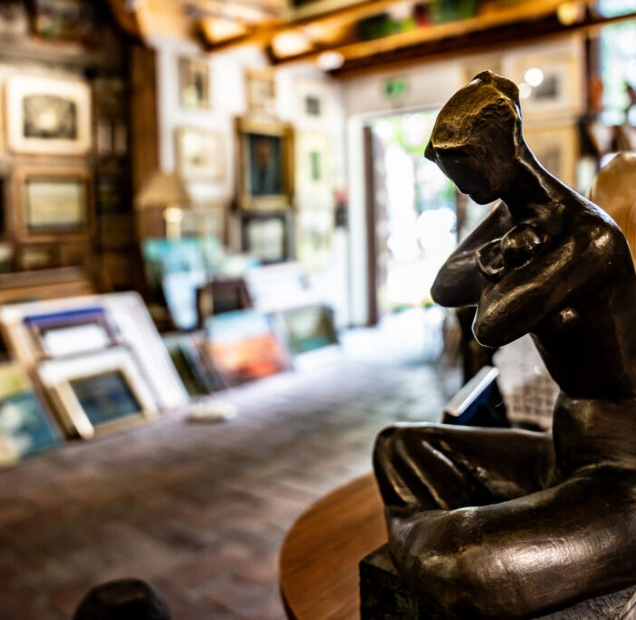 Rzeźba i obrazy w kameralnej galerii sztuki