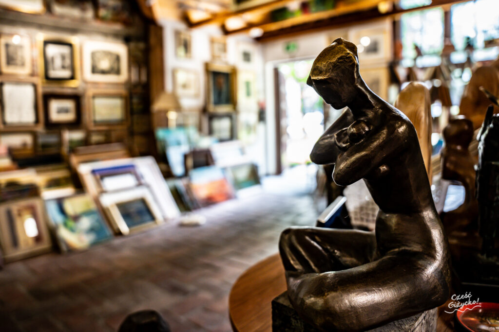 Rzeźba i obrazy w kameralnej galerii sztuki