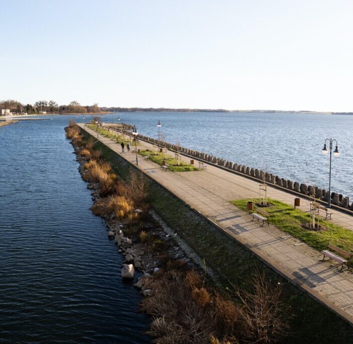 Długa promenada pomiędzy dwiema częściami jeziora