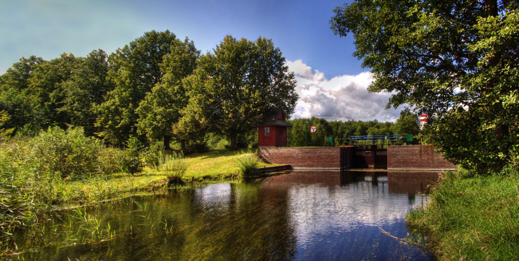 Mazurska wieś i krajobraz nad wodą